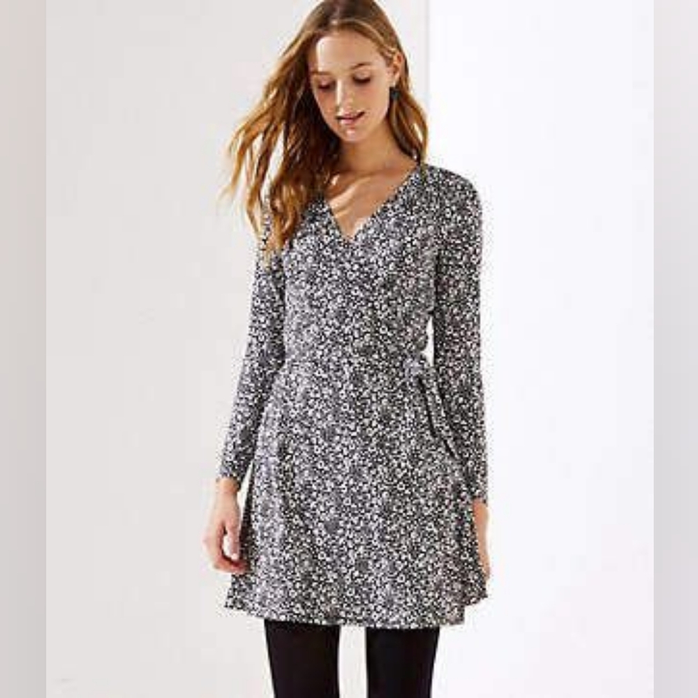 6 LOFT Black Animal Print Stretch Mini Wrap Dress